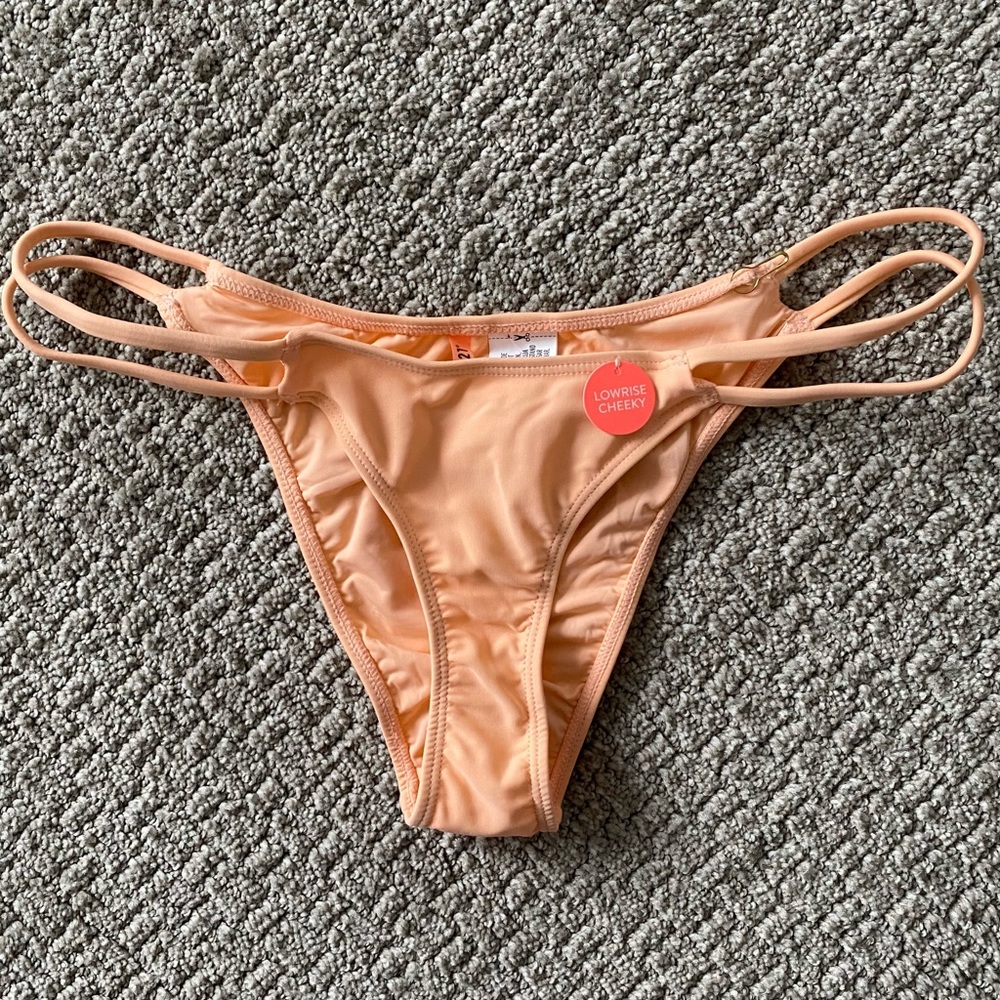 Low rise cheeky bikini bottom